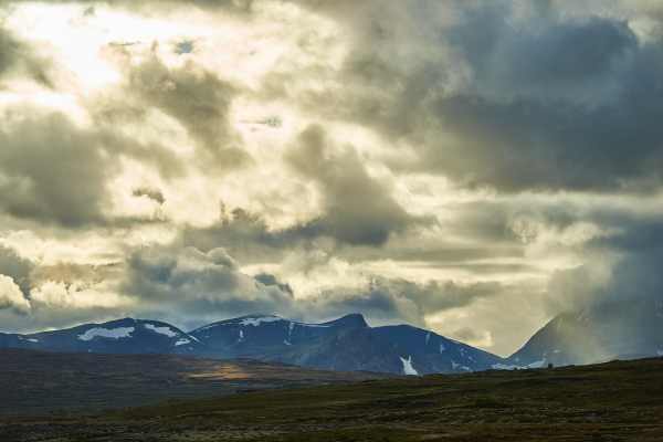Dramatische Wolken über skandinavischer Gebirgslandschaft in Norwegen.