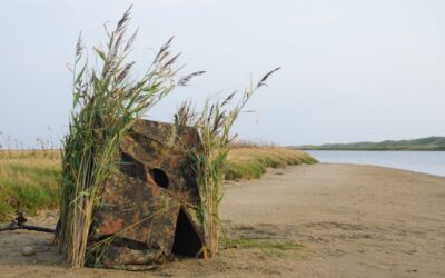 Selbstgebautes Tarnzelt für die Naturfotografie am Strand.