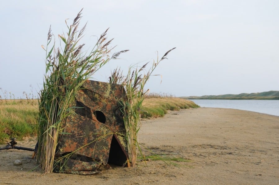 Selbstgebautes Tarnzelt für die Naturfotografie am Strand.