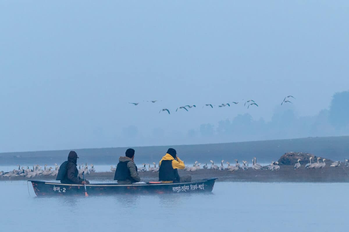 Ein Boot mit Naturfotografen im Satpura Park.
